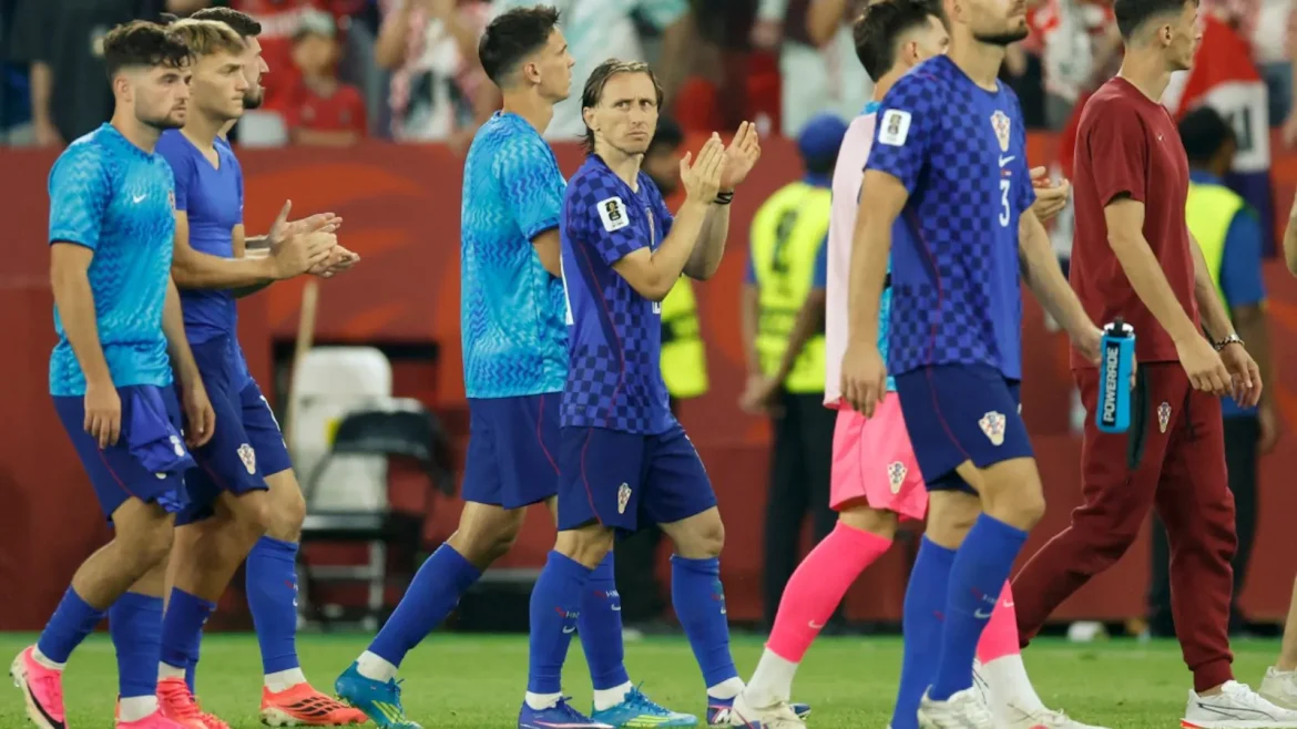 پرتگال بمقابلہ کروشیا تصادم میں دیر سے VAR ڈرامہ کے بعد شائقین نے بوتلیں، کین میدان میں پھینک دیے
