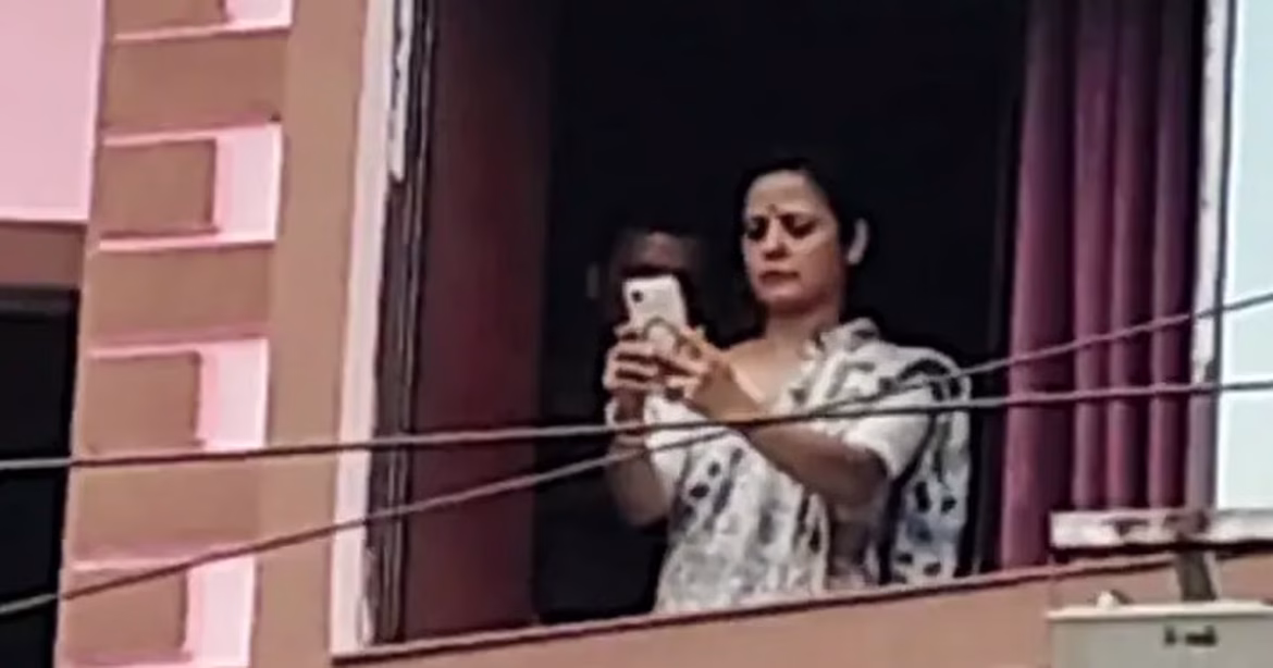 مہوا موئترا کے دفتر پر پھینکے گئے انڈے اور پتھر! ٹی ایم سی اور بی جے پی آمنے سامنے