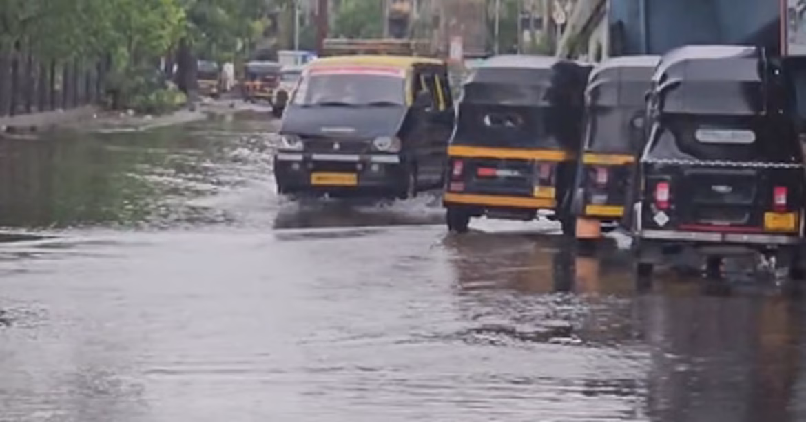 ممبئی میں ریڈ الرٹ کے درمیان موسلادھار بارش، کرلا ٹرمینس کے احاطے میں پانی جمع ہونے کے سبب معمولات زندگی درہم برہم